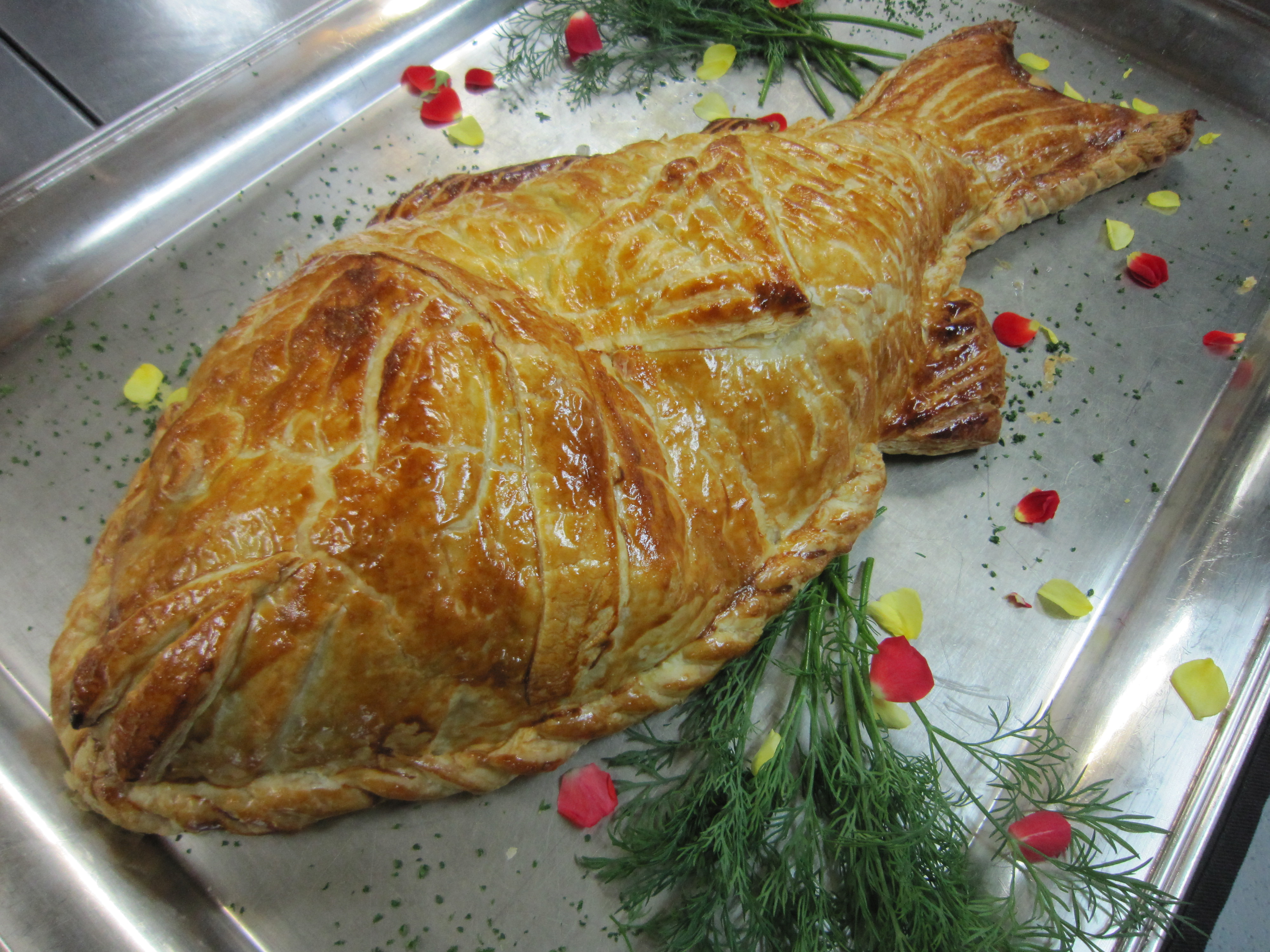 お祝パーティーにおススメの 祝鯛のパイ包み焼き ビストロ ラ ポルト マルセイユ
